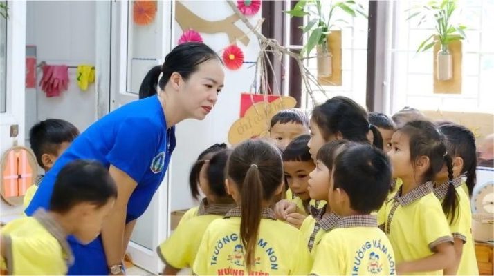 dong phuc giao vien mam non co tron