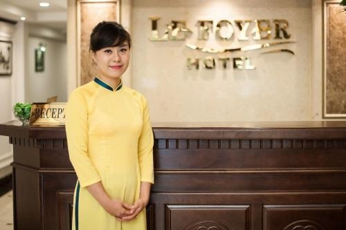 5 mẫu đồng phục lễ tân theo các lĩnh vực 3 dong phuc le tan viet nam