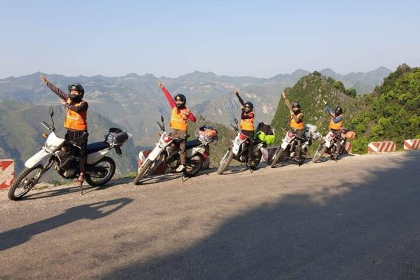 Top 5 mẫu áo đồng phục nhóm lưu giữ kỷ niệm 2 dong phuc nhom di phuot