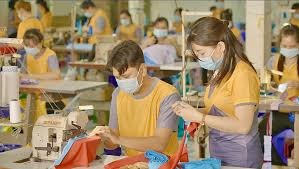 Top 4 xưởng may đồng phục công ty tốt nhất hiện nay 2 xuong may phu quy