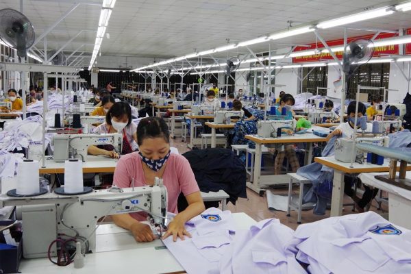 Tìm Xưởng May Quần Áo Sỉ Ở Đâu Để Tối Ưu Chi Phí Kinh Doanh?
